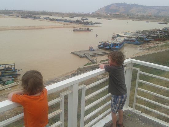 Schiffe gucken am Tonle Sap.