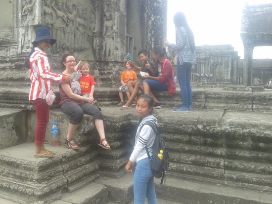 Im Wat sind wir die Touristenattraktion.  Hier umringt von einheimischen Jugendlichen.