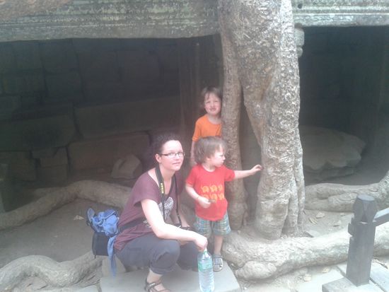 Ta Phrom. Das neben uns ist eine Baumwurzel.