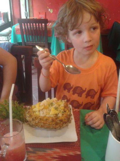 Gebratener Reis mit Ananas in einer Ananas.