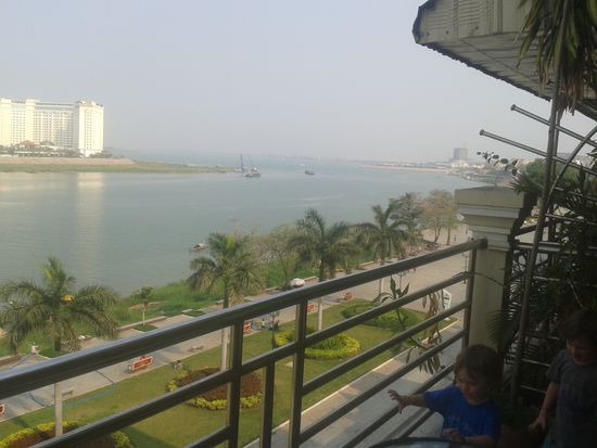 Der Blick auf die Riverside ist geradezu verwirrend idyllisch.