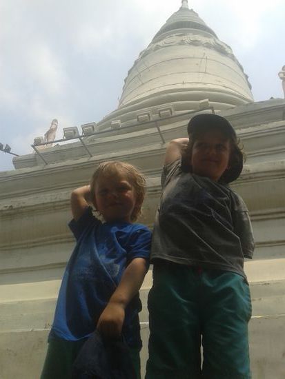 Vor dem Stupa auf dem Phrom Phnom.