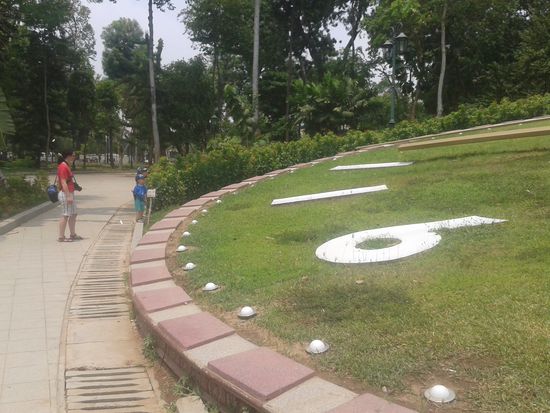 Die Zeit heilt alle Wunden? 
Auf dem Gelände des Wat Phnom befindet sich diese große Uhr.