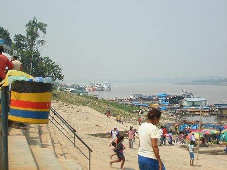 Teil des Hafens von Tabatinga. Im Hintergrund sind die Schiffe nach Manaus zu sehen.
