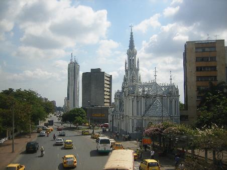 Kirche in der Altstadt. Im Hintergrund der höchste Turm Calis.