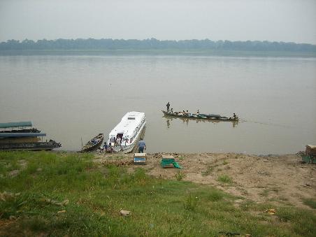 DAs "Jet-Boot" an einem Zwischenhalt zwecks Kontrolle der Passkontrolle.