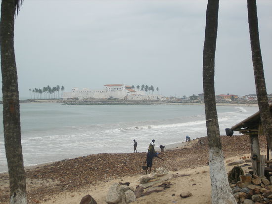 Eine der beiden Sklavenburgen in Elmina
Im Vordergrund Arbeiter, die Steine zu Kies zerhacken und an der Strasse verkaufen