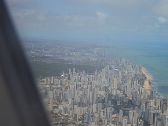 Blick auf Recife, im Vordergrund Boa Viagem, hinten das flache Zentrum