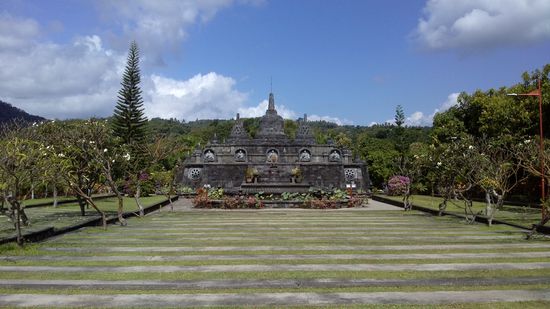 Der Tempel bietet auch Meditationskurse an 
A templomban lehet meditációs kuzusokra jelentkezni