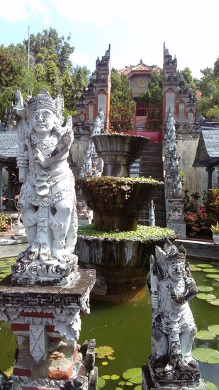 Buddhistischer Tempel Brahma Vihara Arama hoch oben auf einem Berg
A buddhista Brahma Vihara Arama templom fent a hegyekben