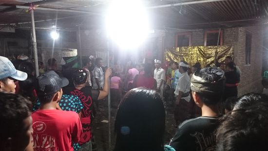 Zeremonie mit Schwerttanz und Arak anlässlich eines drei Monate alten Babys 
Ceremónia kardos tánccal és Arakkal a három hónapos gyerek tiszteletére. 