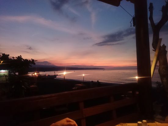 Sonnenuntergang im Strandrestaurant 
Naplemente a tengerparti étteremben 