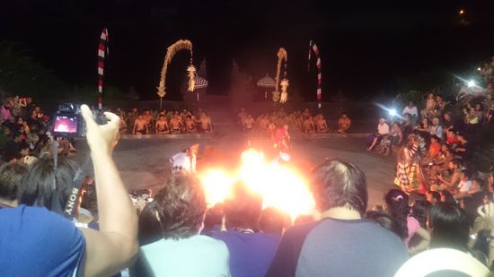 Feueraction beim Kecak-Tanz
Tüzes akció a tánc közben