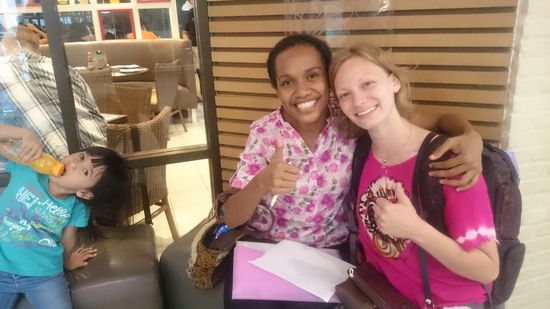 Erfrischende Abwechslung - die christlichen Missionare Febby und...