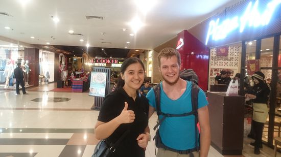 ihre Freundin plaudern mit uns in Manado