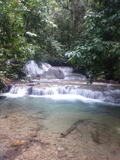 Nach einer Kletterpartie erfolgreich oben angelangt