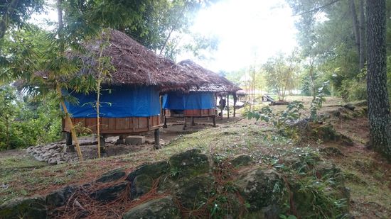 Unsere kleine Hütte war einfach aber gemütlich 
A mi kis kunyhónk egyszerű de hangulatos volt 