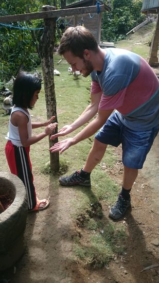 Nebenher noch Kinder bespaßen 
Közben játék a gyerekekkel