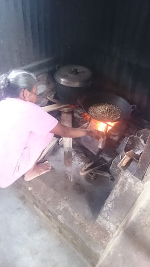 Zu guter Letzt noch rösten und der Kaffee muss nur noch aufgebrüht werden 
Legutoljára jön a várva várt pörkölés és utána lehet inni 