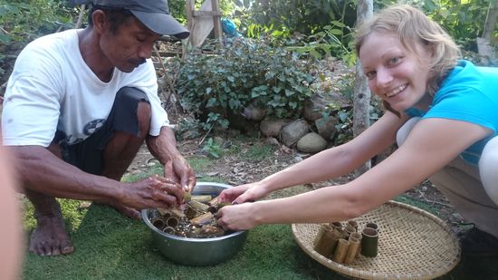 Vorbereitung der Verpackung: Bambusröhrchen
A csomagolás: bambuszcsövecskék
