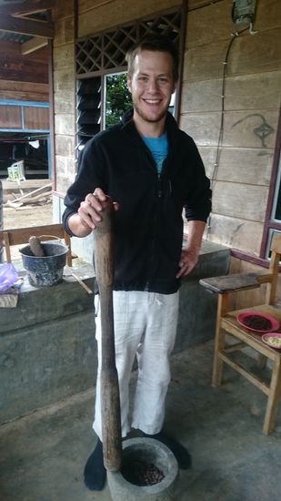 Schon wieder am Zerstoßen  Diesmal sind die gerösteten Kakaobohnen dran
Már megint a törőnél: most a kakaóbabok jönnek.