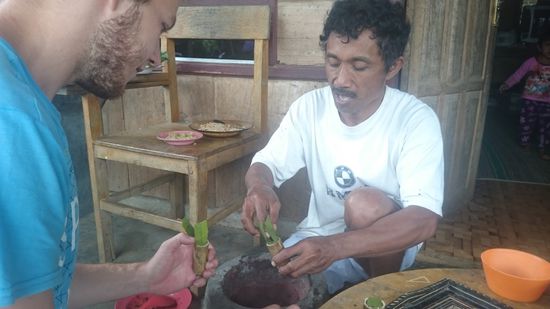 Und schließlich noch Abfüllen in eine eigens entwickelte Verpackung aus Kakaoblättern und Bambusröhrchen
Aztán beletömicköltük a csokimasszát Natsir saját fejlesztésű Kakaólevél-bambusz csomagolásába.