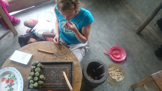 Qualitätskontrolle darf dabei natürlich nicht fehlen... hmmmm so lecker!
Minőségellenőrzés: mmmmmm fincsi!