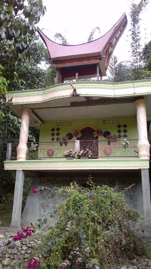 Ein pompöses, moderneres "Hausgrab"
Egy pomás modern "házsír"