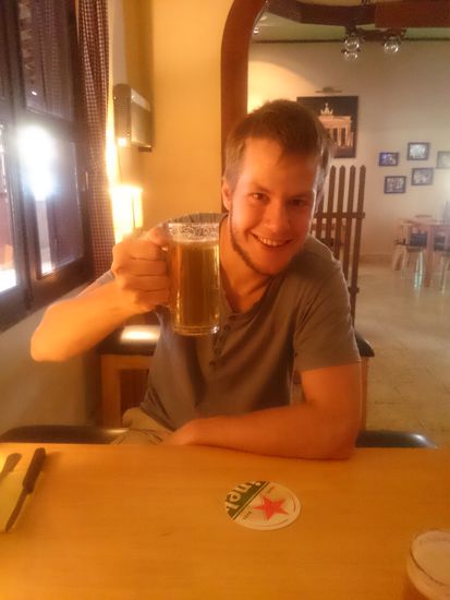 Wir hätten nie gedacht, wie sehr wir das Essen aus unserer Heimat vermissen würden:
auf Schnitzel mit Spätzle und Soß stoßen wir an 
Nem gondoltuk volna hogy ennyire hiányozni fognak a hazai ízek: Iszunk a rántott húsra és a sajtos nokedlire!