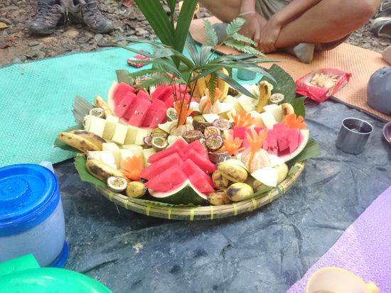 So eine wunderschöne Überraschung: 
zum Frühstück bekamen wir außer Nasi Goreng auch dieses Kunstwerk serviert 
Ez volt a reggeli meglepi: a sült rizs után szervirozták nekünk ezt a csodát