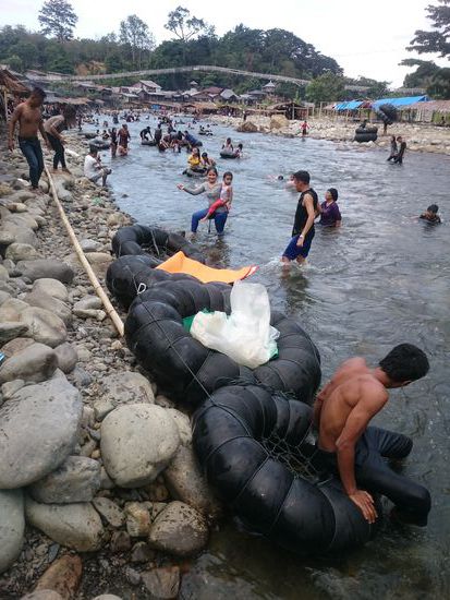 Mit diesem Reifengespann sind wir flussabwärts geraftet - mords die Gaudi 
Ezzel a traktorgumi köteggel raftingoltunk le a folyón - nagy buli volt