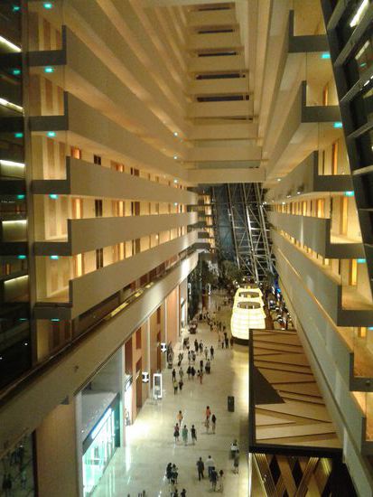 Das Hotel von innen - Blick auf die Zimmer rechts und links
Hotelbelső, jobbra és balra a szobák és folyosók