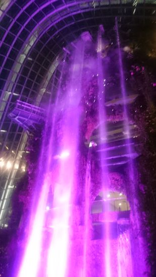 Nachts kitschig schön beleuchtet!
Esténként giccsesen bevilágítva