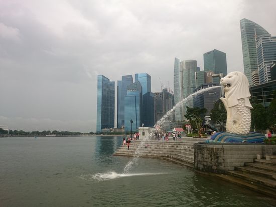 Das Wahrzeichen Singapurs: der Merlion (zusammengesetzt aus Mermaid und Lion)
Szingapur jelképe: a Merilion (egy sellő és egy oroszlán keveréke)