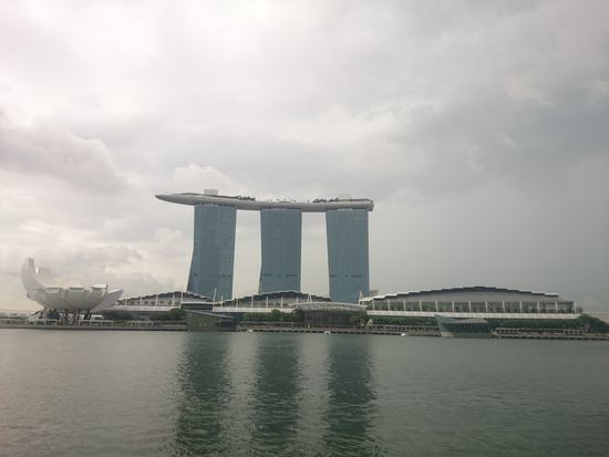 aus allen möglichen Richtungen 
...miden irányból.