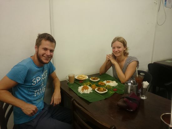 Unser erstes "Bananaleaf"-Set: leckeres Curry, so viel Reis wie man essen kann, schön serviert auf einem Bananenblatt und das alles für spottbillige 1.50€ p.P.
Az első banánlevél szettünk: ízletes curry, korlátlan rizsfogyasztás és italokkal együtt csak 1,50 € volt fejenként.