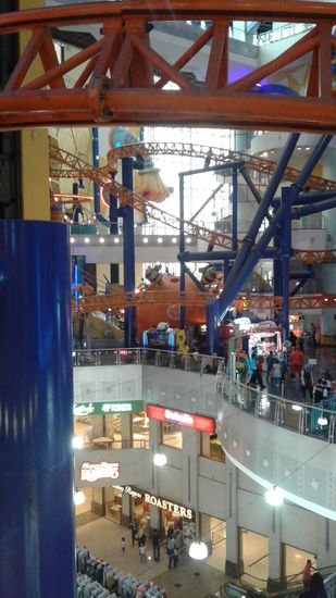 In der riesigen Times Square Mall gibt es einen Freizeitpark, inklusive Achterbahn...
A Time Square Mall bevásárlóközpont belsejében van egy vidámpark is hullámvasúttal..