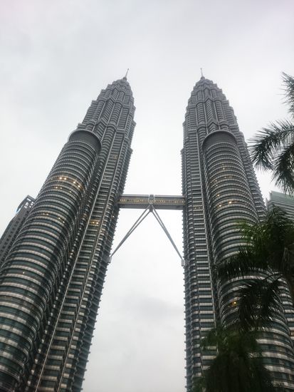 Die Bürogebäude des Ölkonzerns Petronas, die Petronas Towers, sind ein Wahrzeichen Kuala Lumpurs und eine Touristenattraktion.
A Petronas olajvállalat ikertornyai Kuala Lumpur jelképe és turistacélpont