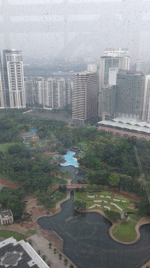 Nach etwa 10 Minuten geht es weiter mit dem Aufzug ins 86. Stockwerk, für eine noch bessere Aussicht 
10 perc nézelődés után továbblifteztünk a 88. emeletre egy még jobb kilátásért