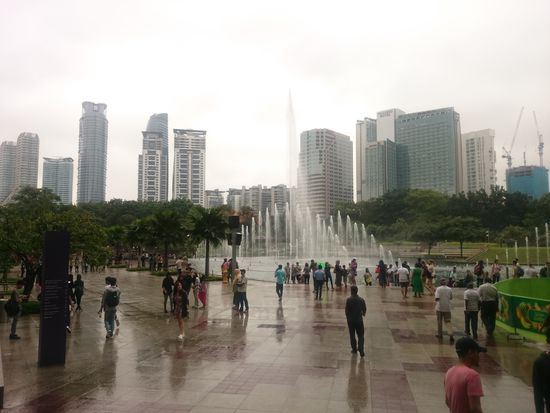 Der Vorplatz der Petronas Towers ist auch hübsch anzusehen
A tornyok elötti tér is elég klafa