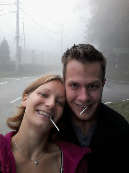 Unseren ersten Spaziergang durch den Nebel verbringen wir mit guter Laune und Chupa Chups - lecker! 
Az első sétánkat a kdben remek hangulatban és nyalókával töltöttük