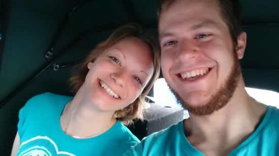 Erledigt, aber glücklich nach dem Flug!
Fáradtan de boldogan a replőút utan!