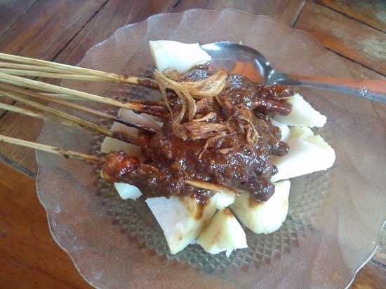 Sate Ayam - Hähnchenspieße mit Erdnusssoße und Dampfreis
Sate Ayam - Tyúknyársacskák földimogyoró szósszal es gőzölt rizzsel