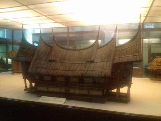 Traditionelles Haus eines Stammes auf Sumatra - im Museum Nasional
Tradizionális őslakos ház sumátráról