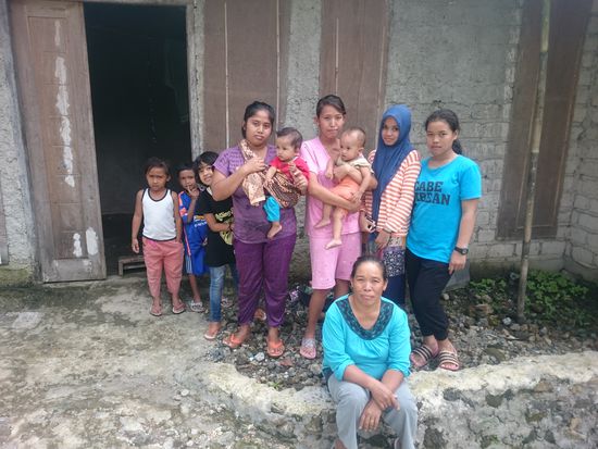 Die Frauen in dem kleinen Dörfchen in der Nähe des Wasserfalls heiraten manchmal schon mit 15 Jahren und bekommen bald darauf ihr erstes Kind
A helyi lányok a kis faluban gyakran már 15 évesen férjhez mennek és már jön s az első gyerek.