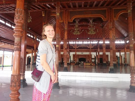 In diesem Gebäudekomplex wird die Hochzeitszeremonie des Sultans von Jogja abgehalten
Ezekben az épületekben tartják a Jogjai szultán esküvői ceremóniái.