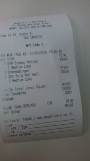 Wir haben den BigMac-Index ermittelt: (http://de.statista.com/statistik/daten/studie/199335/umfrage/big-mac-index--weltweiter-preis-fuer-einen-big-mac/)
43500 Rupien für ein BigMac-Menü, das entspricht knapp 2,85 Euro, einzeln hätte er knapp zwei Euro gekostet
Kiszámoltuk a BigMac indexet:
43500 Rúpia egy BigMac-Menü az indonéz Mc Donaldsban az kb. 2,85€ nem menüben kb 2 € lett volna. Èrdekes hogy valami ami ugyanolyan, mint máshol csak harmad annyiba kerül.