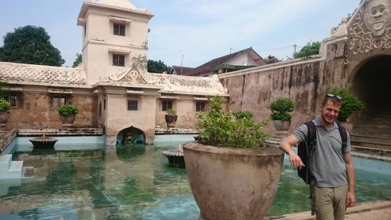 Das Wasserschloß in Jogja - von dem Turm hatte der Sultan beste Aussicht auf die badenden Frauen zu seinen Füßen 
A jogjai vízipalota. A toronyból leste a szultán a fürdőző háremhölgyeket.