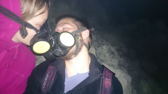 Leidenschaftlicher Gasmaskenkuss im Krater 
Szenvedélyes gázmaszkcsok a kráterben