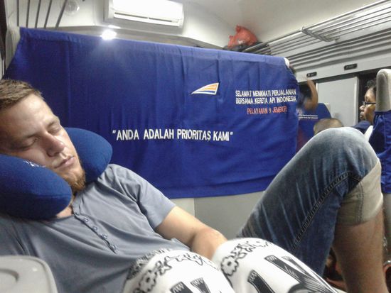 Schlafen geht gut im Zug 
Jól megy a szundi a vontban